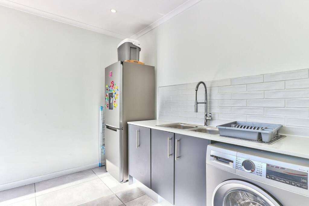 Ferienhaus Family Home, Wifi, Patio, Secure Parking *