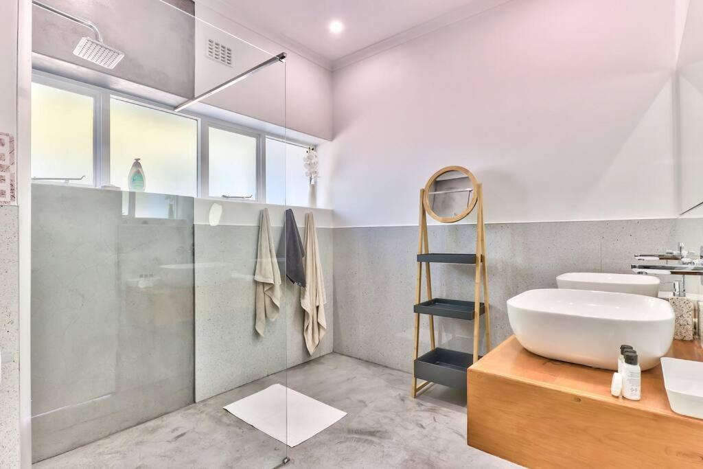 Family Home, Wifi, Patio, Secure Parking *